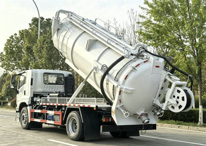 Isuzu Combination Sewer Vaccum Jetter Truck Flushing Cleaning 6000L Sewage+4000L Clean Water (14) Isuzu Combination Sewer Vaccum Jetter Truck Flushing Cleaning 6000L Sewage+4000L Clean Water (14)