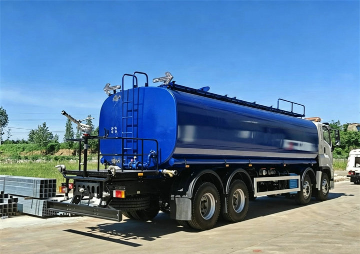 Isuzu GIGA heavy-duty 30000L water tanker truck (4) Isuzu GIGA heavy-duty 30000L water tanker truck (4)