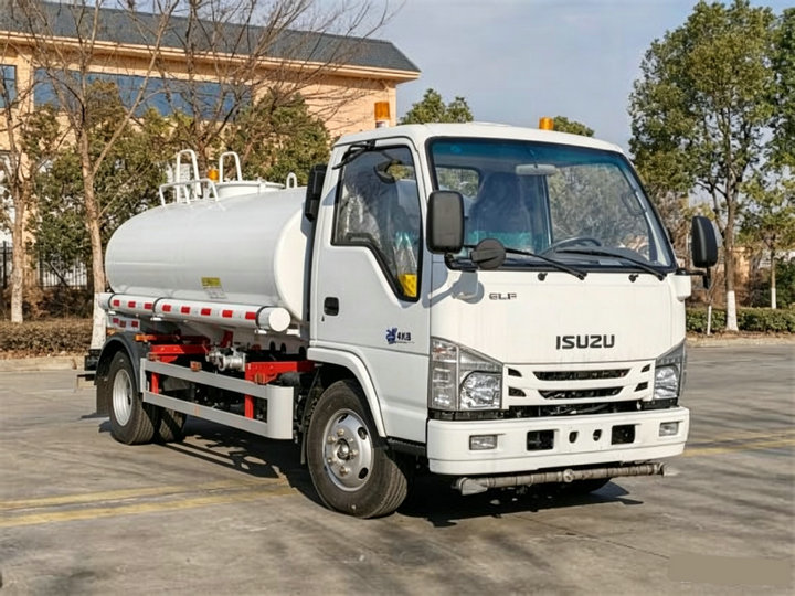 Isuzu ELF Water Tanker Sprinkling Truck (2) Isuzu ELF Water Tanker Sprinkling Truck (2)