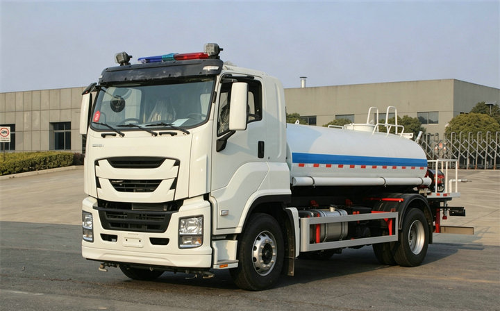 Isuzu FTR 10000 liters water sprinkler truck (3) Isuzu FTR 10000 liters water sprinkler truck (3)