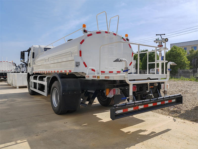 ISUZU Stainless Steel Water tank Truck (7) ISUZU Stainless Steel Water tank Truck (7)
