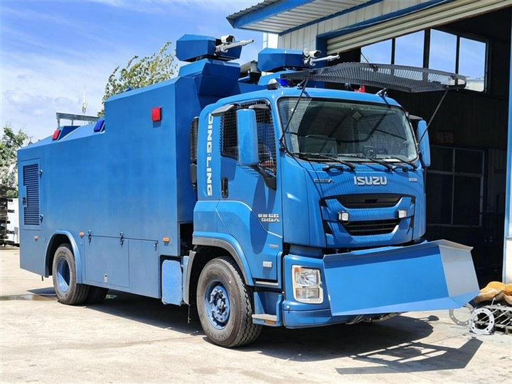 ISUZU GIGA Anti Riot Armored Water Cannon Truck (10) ISUZU GIGA Anti Riot Armored Water Cannon Truck (10)