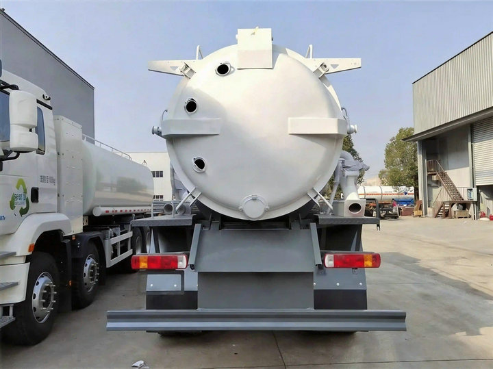 HOWO 4×4 Sewage Suction Truck (3) HOWO 4×4 Sewage Suction Truck (3)