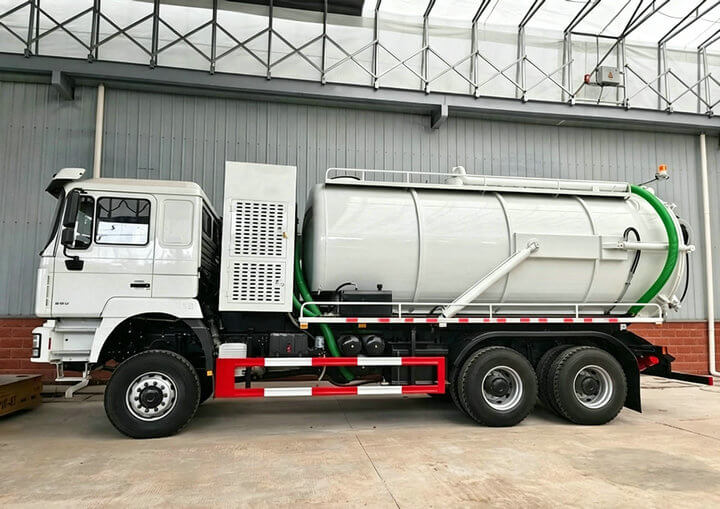 SHACMAN 6x6 offroad Vacuum Sewage Suction Truck (12) SHACMAN 6x6 offroad Vacuum Sewage Suction Truck (12)