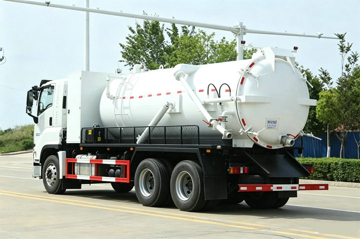 Isuzu GIGA 6x4 20000L Vacuum Suction Septic Truck (8) Isuzu GIGA 6x4 20000L Vacuum Suction Septic Truck (8)
