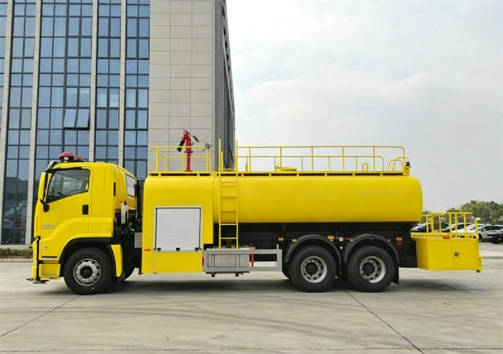 Isuzu VC61 water fire tender truck (8) Isuzu VC61 water fire tender truck (8)