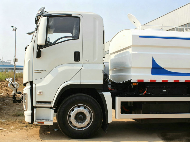 ISUZU GIGA Dust Control Water Cannon Truck (3) ISUZU GIGA Dust Control Water Cannon Truck (3)