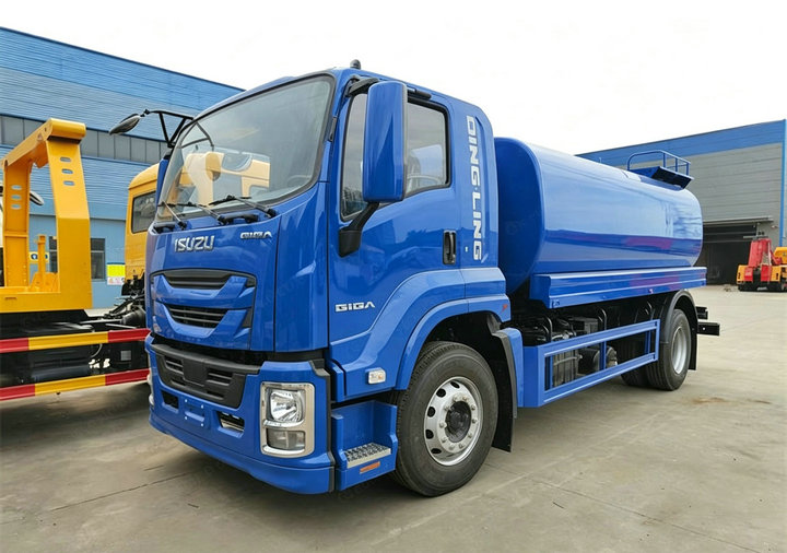 Isuzu GIGA 10 tons water tank truck (2) Isuzu GIGA 10 tons water tank truck (2)