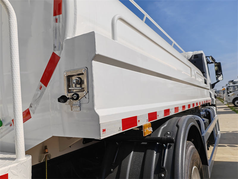 ISUZU Stainless Steel Water tank Truck (9) ISUZU Stainless Steel Water tank Truck (9)