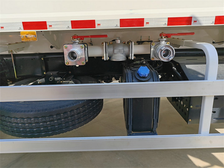 ISUZU Stainless Steel Water tank Truck (5) ISUZU Stainless Steel Water tank Truck (5)