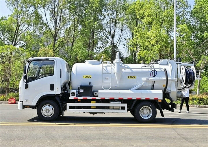 Isuzu Sewer Vacuum Jetting Flushing And Cleaning Truck 2000L (2) Isuzu Sewer Vacuum Jetting Flushing And Cleaning Truck 2000L (2)