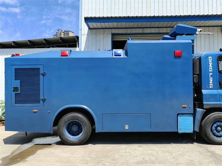ISUZU GIGA Anti Riot Armored Water Cannon Truck (7) ISUZU GIGA Anti Riot Armored Water Cannon Truck (7)