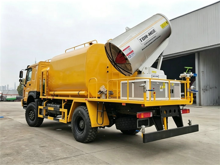 AWD 4x4 Howo Dust Control Mining Sprinkler Tanker Truck (4) AWD 4x4 Howo Dust Control Mining Sprinkler Tanker Truck (4)