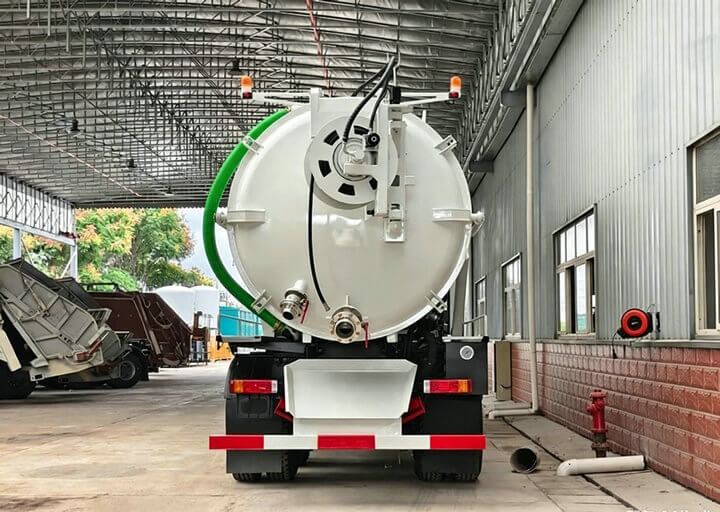 SHACMAN 6x6 offroad Vacuum Sewage Suction Truck (13) SHACMAN 6x6 offroad Vacuum Sewage Suction Truck (13)