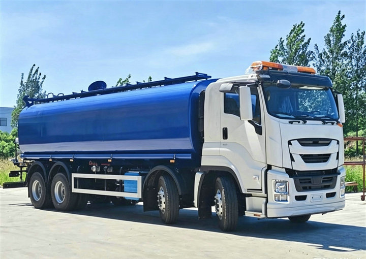 Isuzu GIGA heavy-duty 30000L water tanker truck (8) Isuzu GIGA heavy-duty 30000L water tanker truck (8)