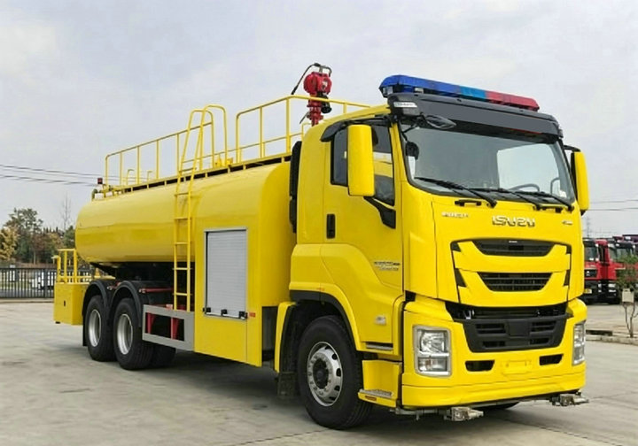 Isuzu VC61 water fire tender truck (1) Isuzu VC61 water fire tender truck (1)