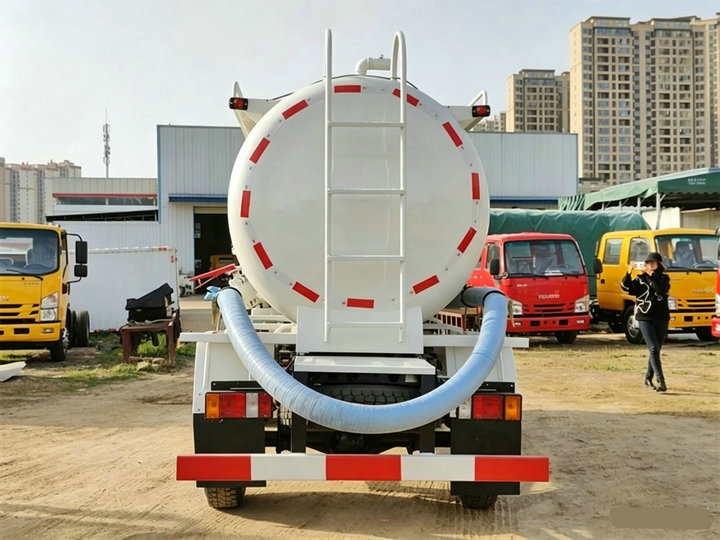 Isuzu 4x4 Off Road Septic Sewage Vacuum Tanker Truck (2) Isuzu 4x4 Off Road Septic Sewage Vacuum Tanker Truck (2)