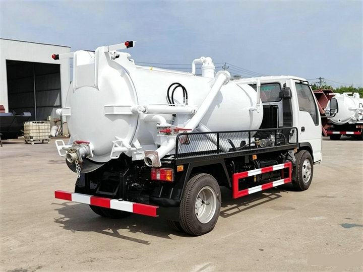 5000L Isuzu NPR Stainless steel Vacuum Tanker (11) 5000L Isuzu NPR Stainless steel Vacuum Tanker (11)