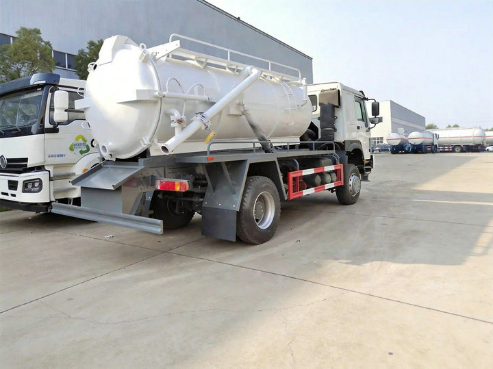 HOWO 4×4 Sewage Suction Truck (4) HOWO 4×4 Sewage Suction Truck (4)