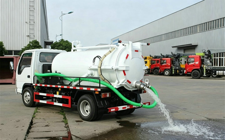 5000L Isuzu NPR Stainless steel Vacuum Tanker (7) 5000L Isuzu NPR Stainless steel Vacuum Tanker (7)