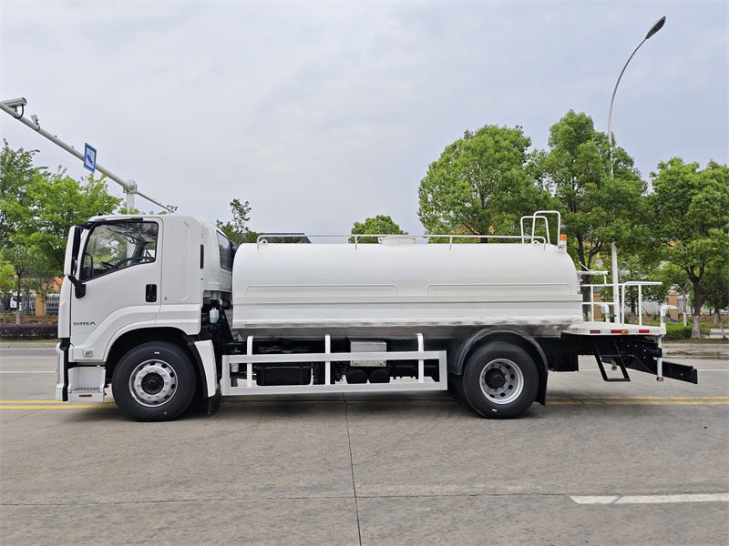ISUZU Stainless Steel Water tank Truck (1) ISUZU Stainless Steel Water tank Truck (1)