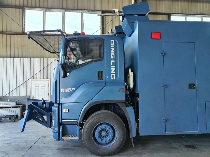 ISUZU GIGA Anti Riot Armored Water Cannon Truck (4) ISUZU GIGA Anti Riot Armored Water Cannon Truck (4)