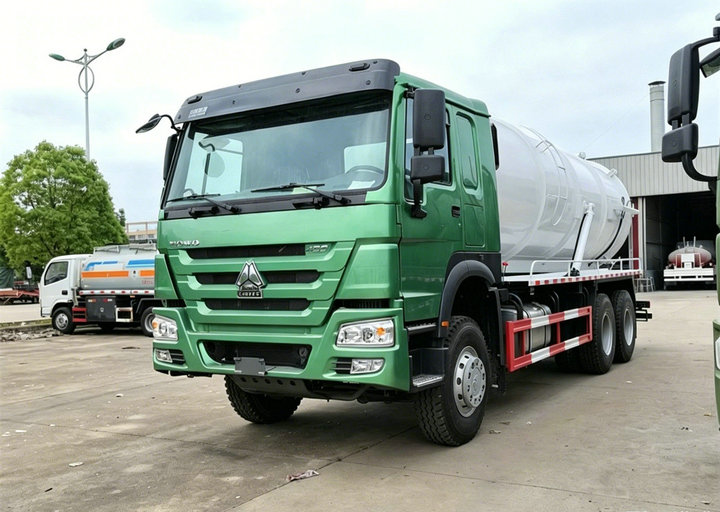HOWO Cesspit Emptier Vacuum Super Sucker Septic Tank Truck 22m3 (7) HOWO Cesspit Emptier Vacuum Super Sucker Septic Tank Truck 22m3 (7)