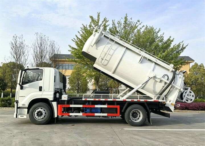 Isuzu Combination Sewer Vaccum Jetter Truck Flushing Cleaning 6000L Sewage+4000L Clean Water (13) Isuzu Combination Sewer Vaccum Jetter Truck Flushing Cleaning 6000L Sewage+4000L Clean Water (13)