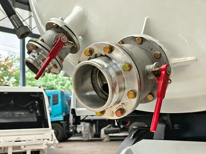 SHACMAN 6x6 offroad Vacuum Sewage Suction Truck (9) SHACMAN 6x6 offroad Vacuum Sewage Suction Truck (9)