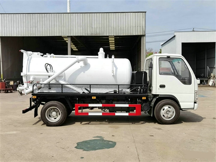 5000L Isuzu NPR Stainless steel Vacuum Tanker (14) 5000L Isuzu NPR Stainless steel Vacuum Tanker (14)