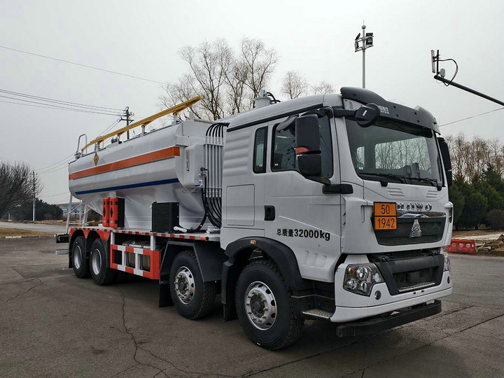 ANFO Explosive Delivery Truck for Onsite Mixing and Loading (23) ANFO Explosive Delivery Truck for Onsite Mixing and Loading (23)