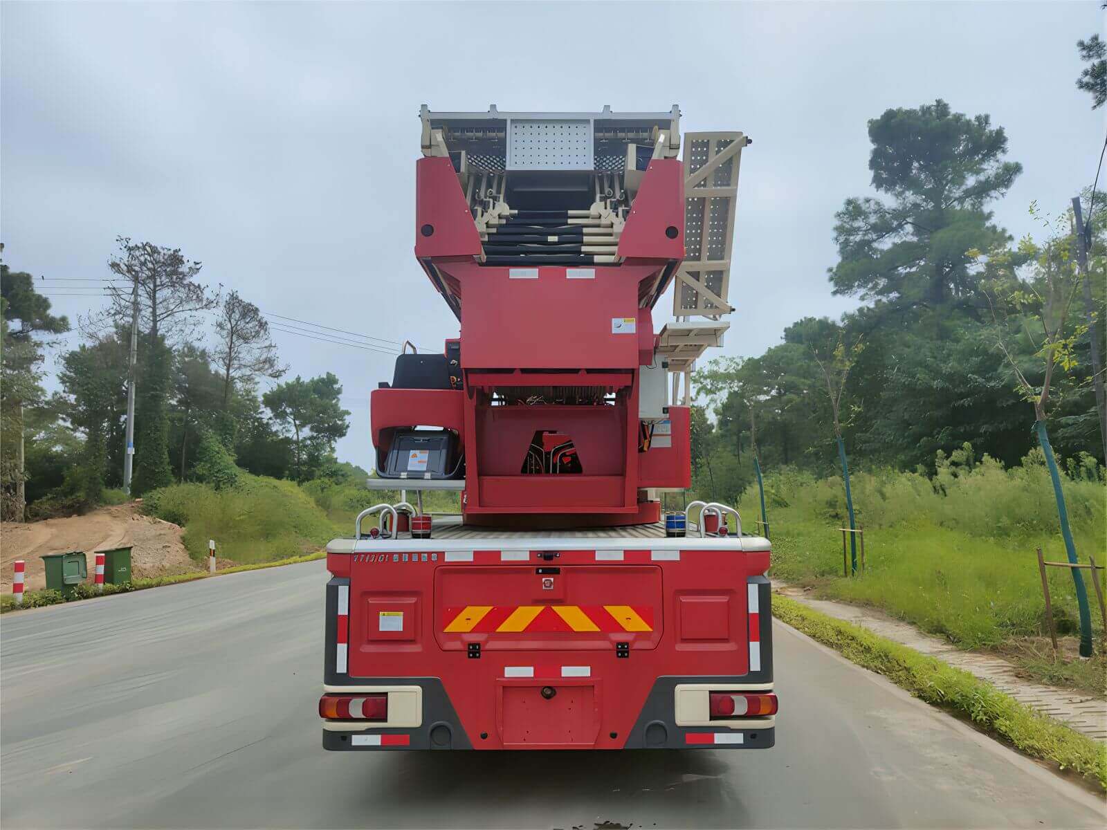 Aerial ladder fire trucks (100)