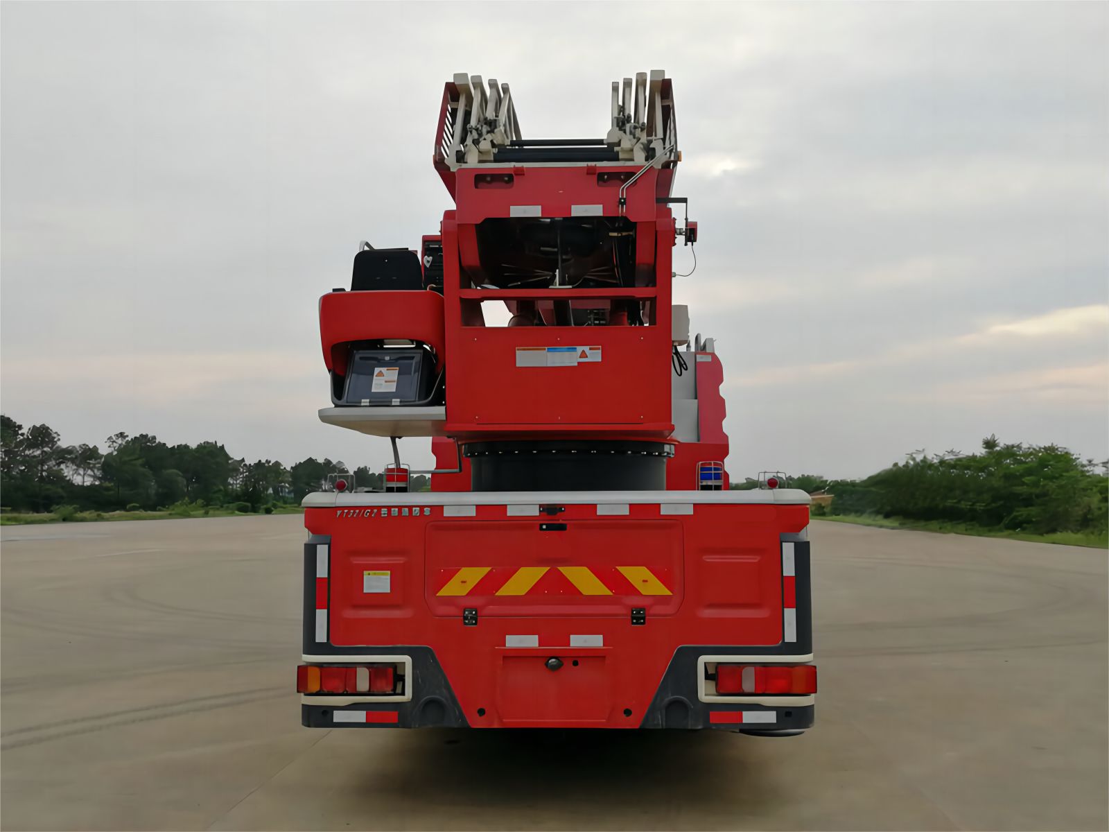 Aerial ladder fire trucks (118)