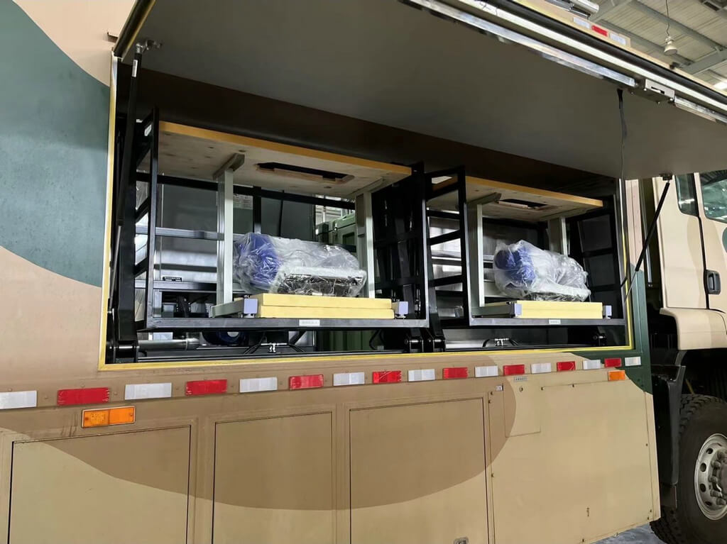 HOWO 4 x 4 Cleans Clothes Laundry Truck (1)