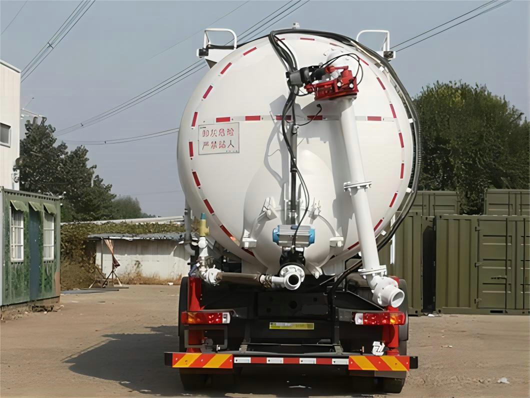 HOWO Industrial Vacuum Truck For Dry Substances (2)