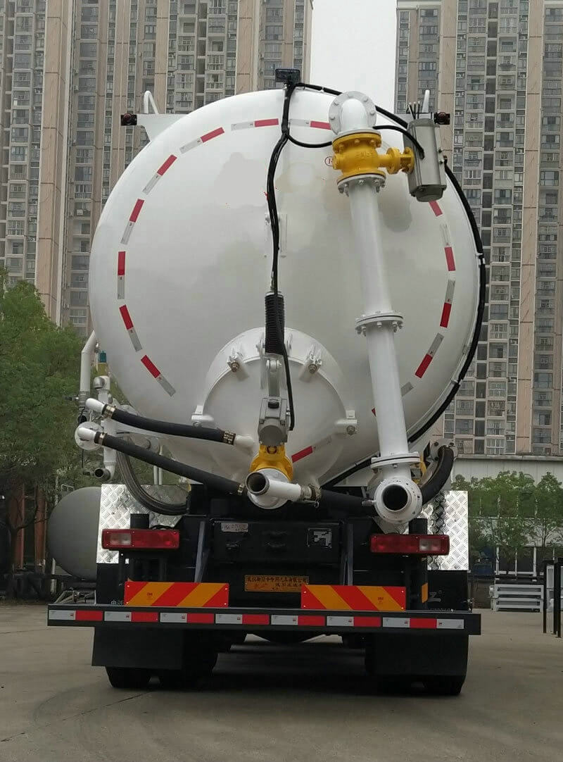 SAIC Hongyan Industrial Vacuum Loader Trucks (4)