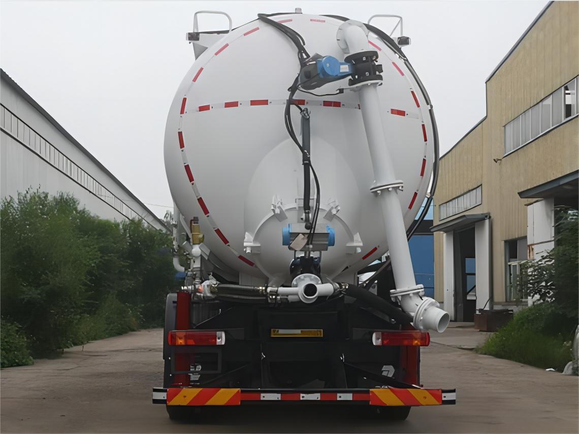 HOWO Industrial Vacuum Loader Truck (23)