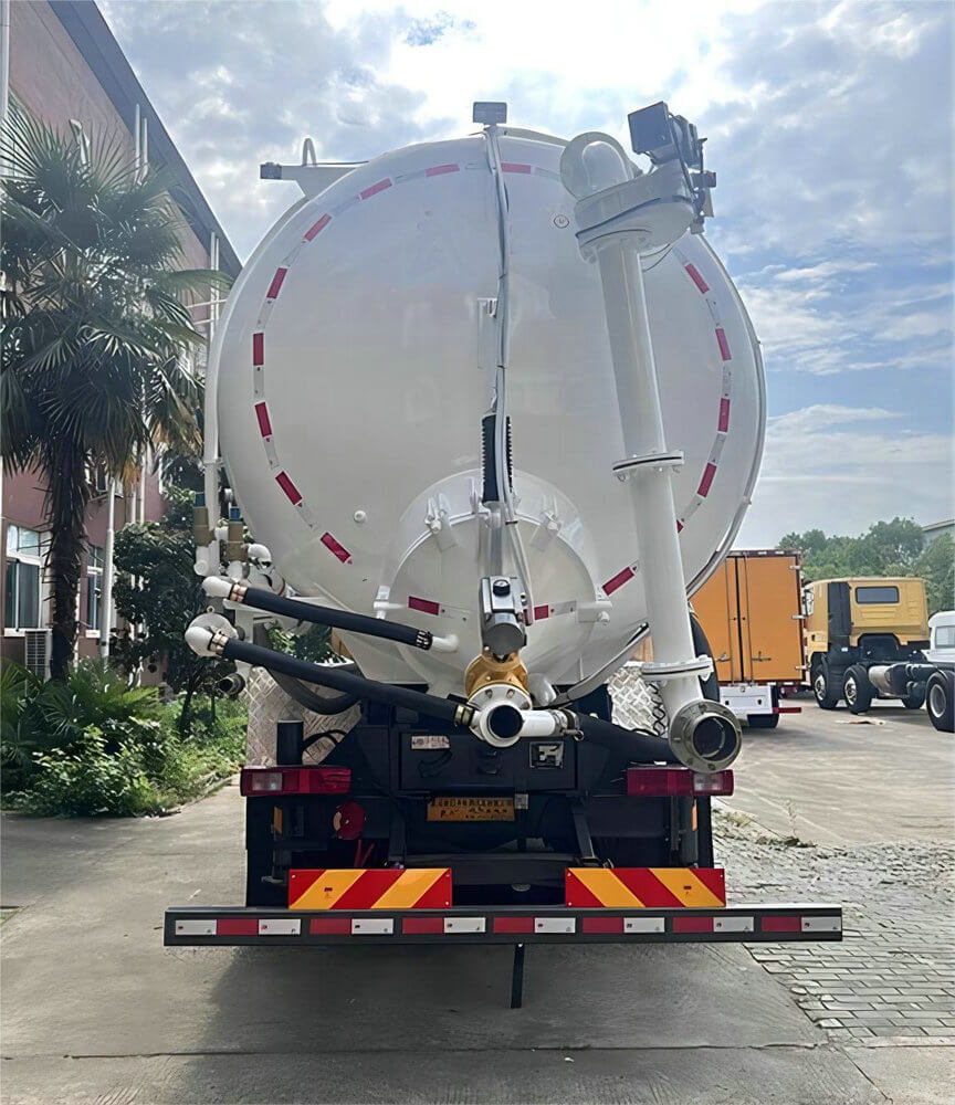 SAIC Hongyan Soot Powder Industrial Vacuum Loader Truck (1)