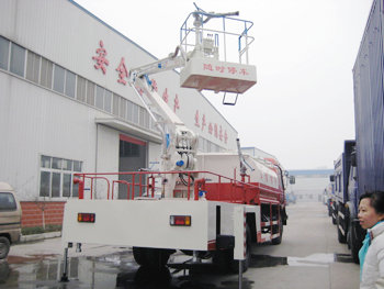 Dongfeng 4x2 Overhead working truck with sprinkler