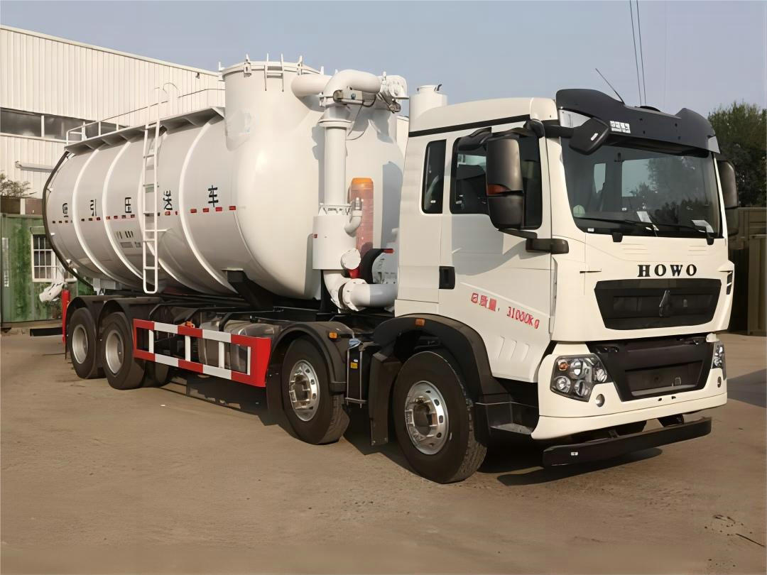 HOWO Industrial Vacuum Truck For Dry Substances (3)