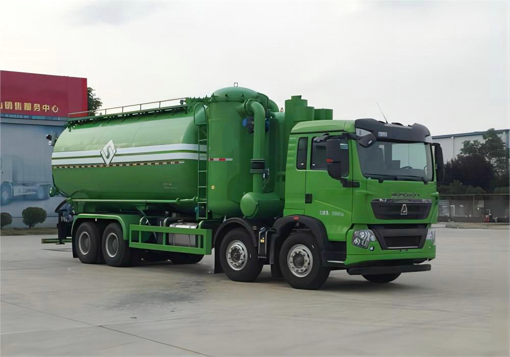 HOWO Industrial Vacuum Loader Truck (21)