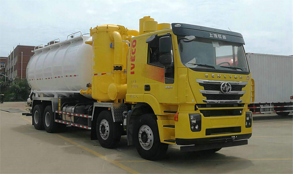 SAIC Hongyan Industrial Vacuum Loader Trucks (2)