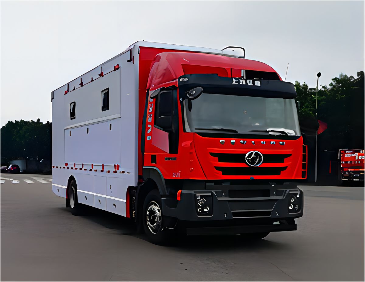 SAIC Hongyan GENLYON Mobile Laundry Trucks (2)