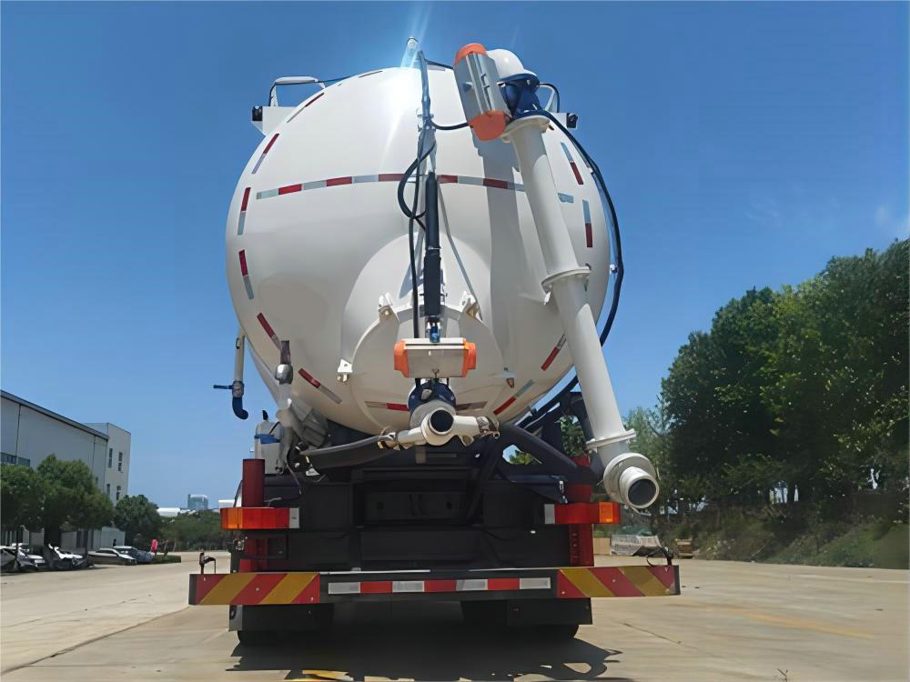 Sucking and Blowing Supersucker Vacuum Truck (3)