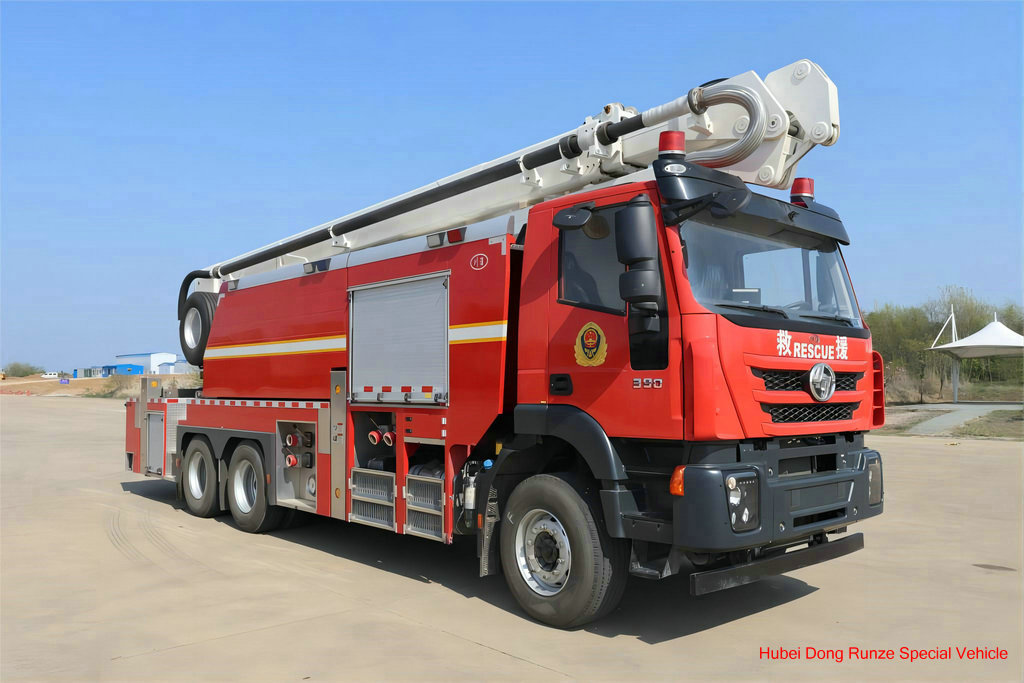 water foam tower fire truck IVECO (1)