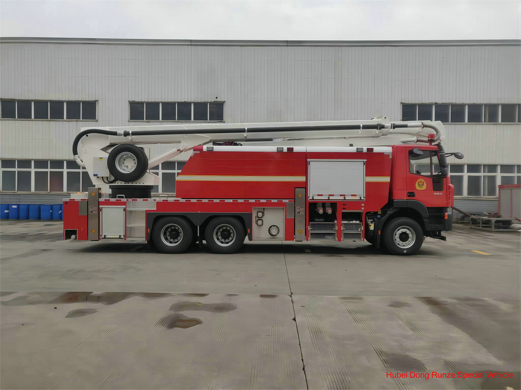 water foam tower fire truck IVECO (3)