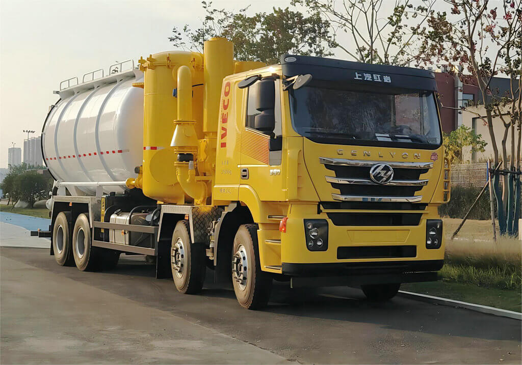 SAIC Hongyan Industrial Vacuum Loader Trucks
