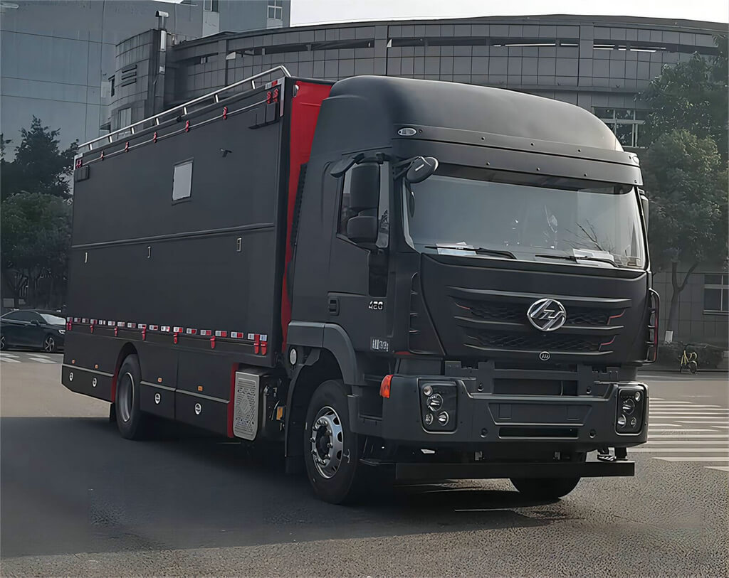 SAIC Hongyan GENLYON Mobile Laundry Truck (5)