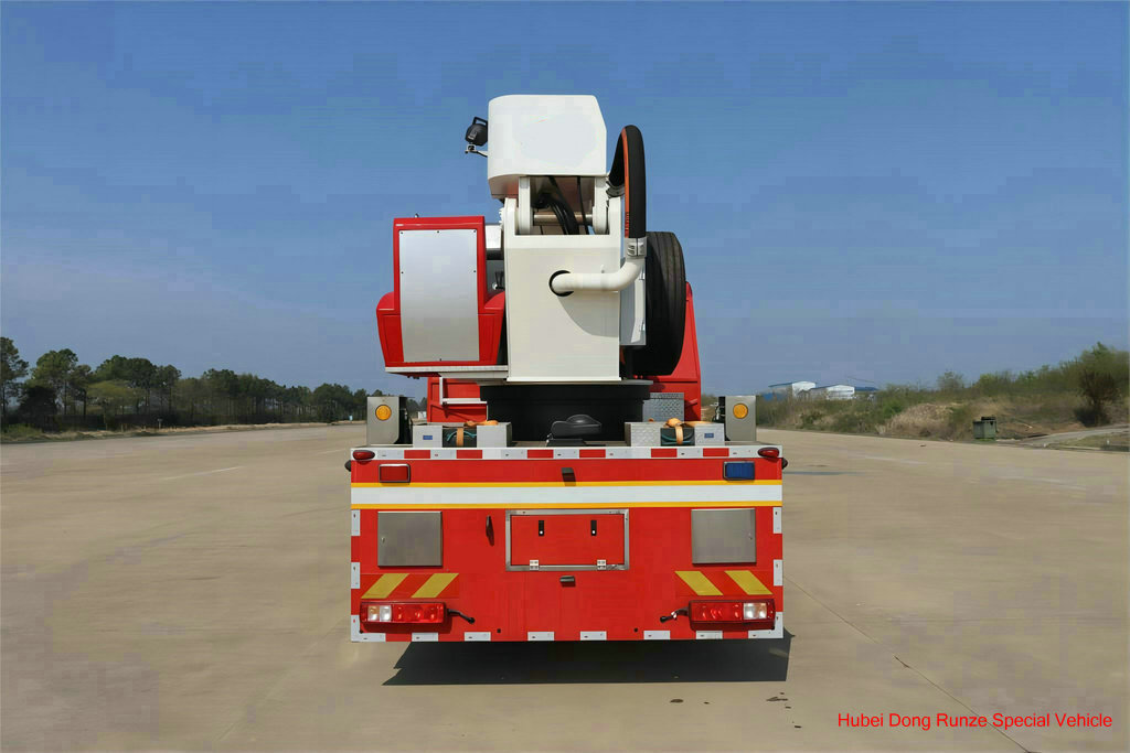 water foam tower fire truck IVECO (2)
