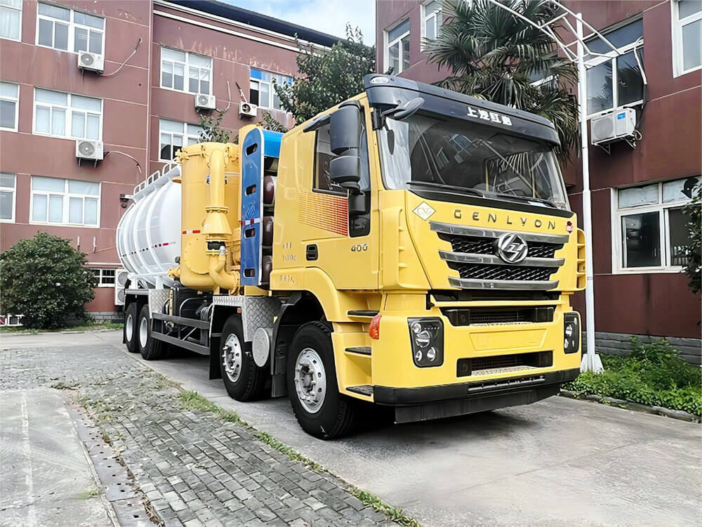 SAIC Hongyan Soot Powder Industrial Vacuum Loader Truck (3)